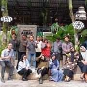 Dekan Fakultas Ilmu Komputer Djumhadi, S.T., M.Kom bersama pimpinan prodi dan staf, bagian akademik, dan laboratorium di Kedai Akbar, Jumat (11/7/2025). Foto: Istimewa