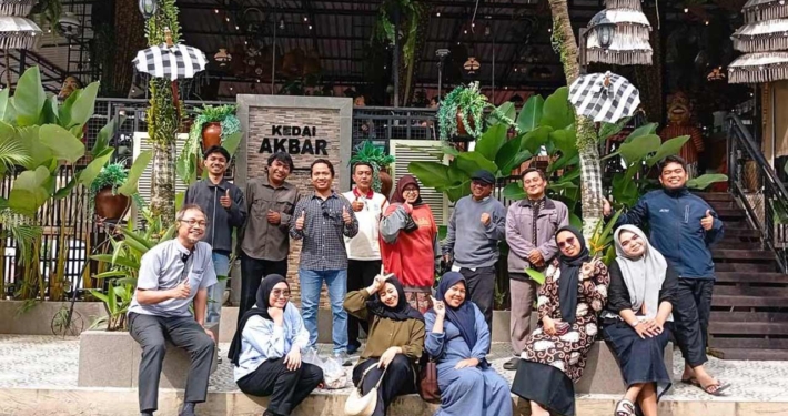 Dekan Fakultas Ilmu Komputer Djumhadi, S.T., M.Kom bersama pimpinan prodi dan staf, bagian akademik, dan laboratorium di Kedai Akbar, Jumat (11/7/2025). Foto: Istimewa
