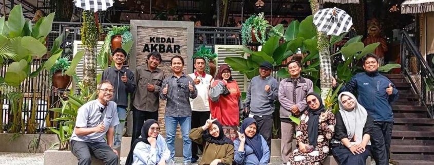 Dekan Fakultas Ilmu Komputer Djumhadi, S.T., M.Kom bersama pimpinan prodi dan staf, bagian akademik, dan laboratorium di Kedai Akbar, Jumat (11/7/2025). Foto: Istimewa