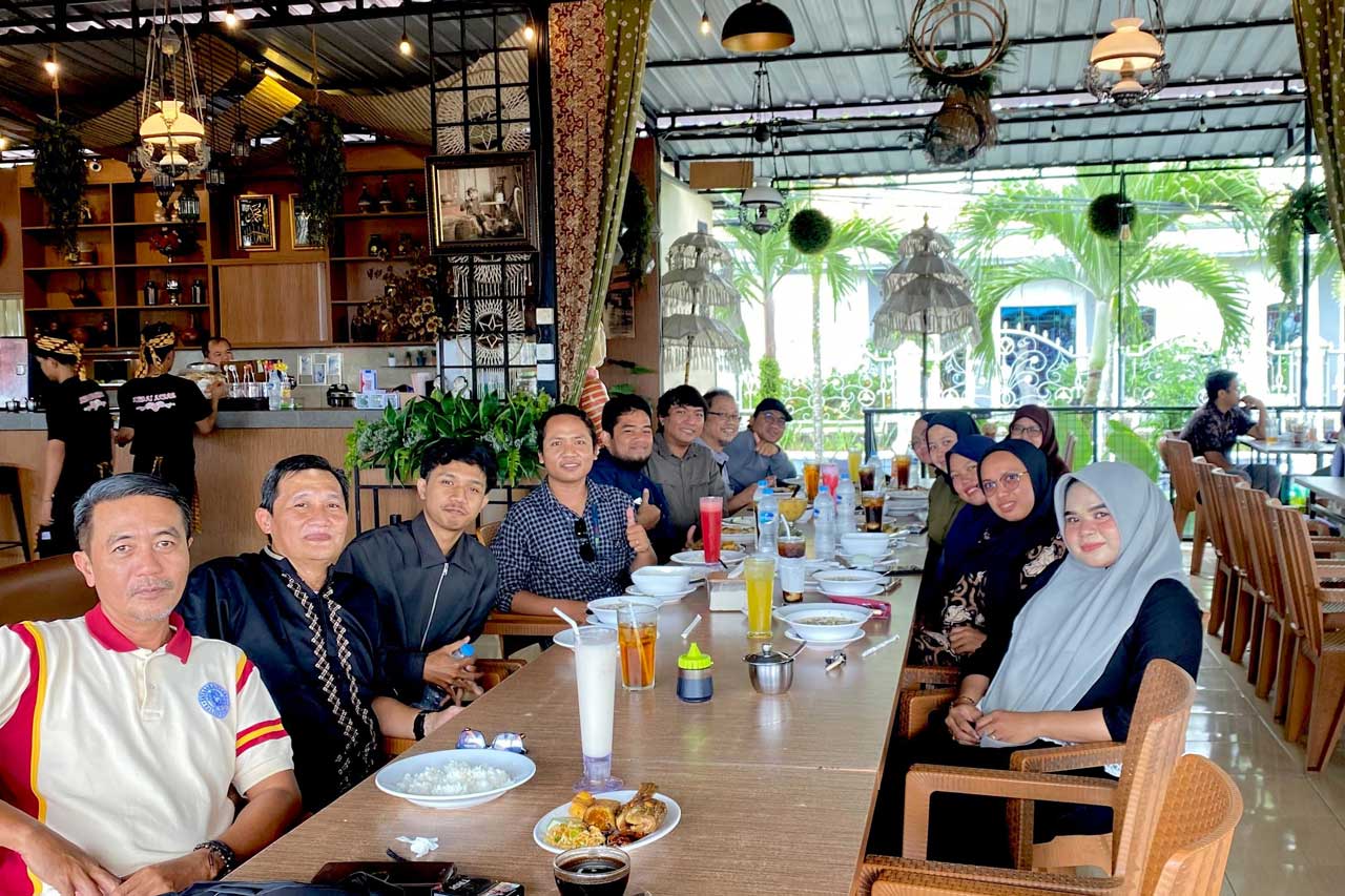 Dekan Fakultas Ilmu Komputer Djumhadi, S.T., M.Kom bersama pimpinan prodi dan staf, bagian akademik, dan laboratorium di Kedai Akbar, Jumat (11/7/2025). Foto: Istimewa