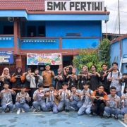 Mahasiswa Prodi S1 Teknologi Informasi yang tergabung dalam HIMATI berpose bersama guru dan siswa SMK Pertiwi Balikpapan, Senin (30/6/2025). Foto: Istimewa