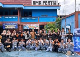 Mahasiswa Prodi S1 Teknologi Informasi yang tergabung dalam HIMATI berpose bersama guru dan siswa SMK Pertiwi Balikpapan, Senin (30/6/2025). Foto: Istimewa