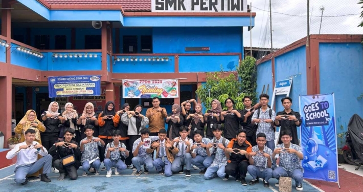 Mahasiswa Prodi S1 Teknologi Informasi yang tergabung dalam HIMATI berpose bersama guru dan siswa SMK Pertiwi Balikpapan, Senin (30/6/2025). Foto: Istimewa