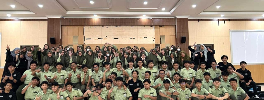 Himpunan Mahasiswa S1 Teknologi Informasi (HIMATI) Universitas Mulia membawa pengalaman belajar praktis ke lingkungan SMA Islam Terpadu (SMAIT) Al-Auliya Balikpapan, Selasa (23/7/2025). Foto: Istimewa