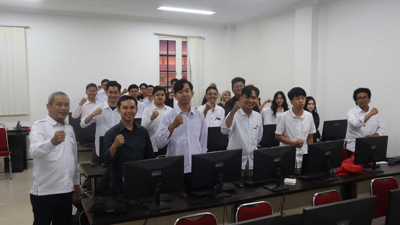 Asesor LSP Teknologi Digital Istia Budi foto bersama sebelum pelaksanaan sertifikasi. Foto: Media Kreatif
