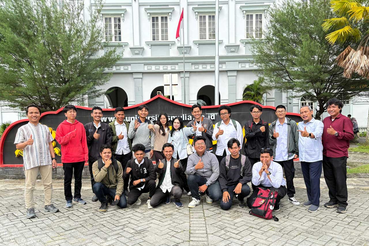 Peserta sertifikasi kompetensi skema Keamanan Siber Muda (Junior Cuber Security) berfoto bersama pengajar, asesor, dan panitia dari Fakultas Ilmu Komputer Universitas Mulia, Jumat (18/7/2025). Foto: Istimewa