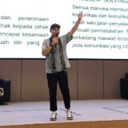 Rifandi Adi Yudha Tama, seorang praktisi Corporate Communication dari Telkomsel, membagikan ilmunya tentang seni public speaking pada Digital Youth Summit 2025 di Aula Cheng Ho, Senin (19/5/2025). Foto: Media Kreatif