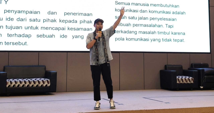 Rifandi Adi Yudha Tama, seorang praktisi Corporate Communication dari Telkomsel, membagikan ilmunya tentang seni public speaking pada Digital Youth Summit 2025 di Aula Cheng Ho, Senin (19/5/2025). Foto: Media Kreatif