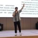 Rifandi Adi Yudha Tama, seorang praktisi Corporate Communication dari Telkomsel, membagikan ilmunya tentang seni public speaking pada Digital Youth Summit 2025 di Aula Cheng Ho, Senin (19/5/2025). Foto: Media Kreatif