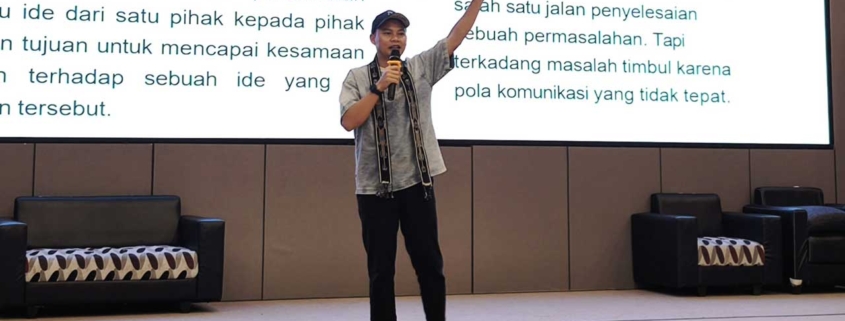 Rifandi Adi Yudha Tama, seorang praktisi Corporate Communication dari Telkomsel, membagikan ilmunya tentang seni public speaking pada Digital Youth Summit 2025 di Aula Cheng Ho, Senin (19/5/2025). Foto: Media Kreatif