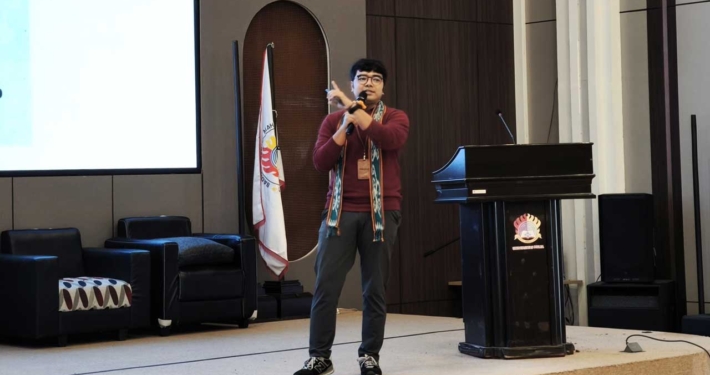 Wirangga Luvianca. selaku Supervisor Regional SME Telkomsel Kalimantan, membuka wawasan mahasiswa dengan menekankan bahwa digitalisasi bukan lagi pilihan, melainkan sebuah keharusan untuk bertahan dan bertumbuh. Foto: Media Kreatif