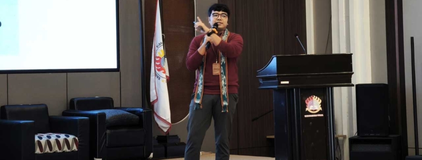 Wirangga Luvianca. selaku Supervisor Regional SME Telkomsel Kalimantan, membuka wawasan mahasiswa dengan menekankan bahwa digitalisasi bukan lagi pilihan, melainkan sebuah keharusan untuk bertahan dan bertumbuh. Foto: Media Kreatif