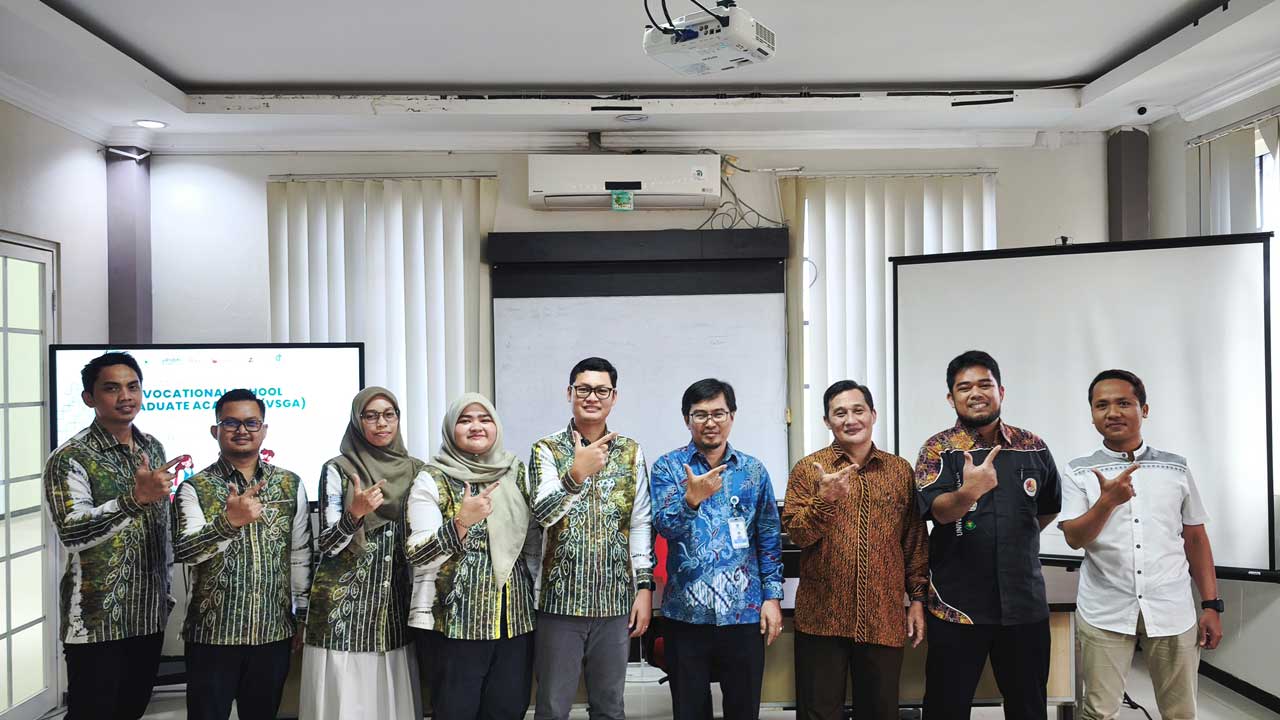 Kepala BPSDMP Kominfo Banjarmasin Syarifuddin dan tim foto bersama Dekan Djumhadi, S.T., M.Kom dan Kaprodi SI Nasruddin S.Kom., M.Kom. dan Kaprodi TI Agus Wijayanto, S.Kom., M.Kom. Foto: Media Kreatif