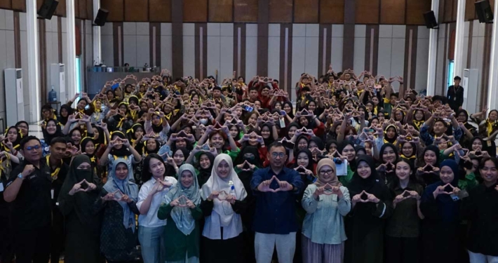 Dekan FHK Dr. Mada Aditia Wardhana bersama Kaprodi Hukum M Asyharudin, S.H., M.H., Kaprodi PG AUD Betty Fitriana, S.Pd., M.Pd., dan mewakili Kaprodi Farmasi Eka Kumala Retno, M.Si. Foto: Media Kreatif