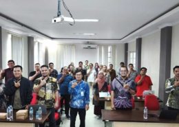 Wakil Rektor Wisnu Hera Pamungkas dan Kepala BPSDMP Kominfo Banjarmasin Syarifuddin foto bersama dengan sejumlah perwakilan perguruan tinggi Kalimantan Timur. Foto: Media Kreatif