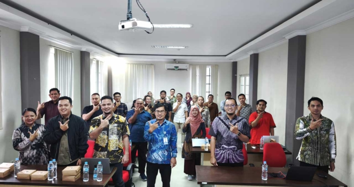 Wakil Rektor Wisnu Hera Pamungkas dan Kepala BPSDMP Kominfo Banjarmasin Syarifuddin foto bersama dengan sejumlah perwakilan perguruan tinggi Kalimantan Timur. Foto: Media Kreatif