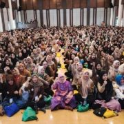 Ibu Hj. Mulia Hayati Deviantie saat foto bersama pada penutupan orientasi PKKMB 2025 di Ballroom Cheng Ho, Sabtu (23/8/2025). Foto: Media Kreatif