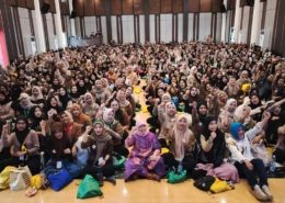 Ibu Hj. Mulia Hayati Deviantie saat foto bersama pada penutupan orientasi PKKMB 2025 di Ballroom Cheng Ho, Sabtu (23/8/2025). Foto: Media Kreatif