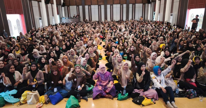 Ibu Hj. Mulia Hayati Deviantie saat foto bersama pada penutupan orientasi PKKMB 2025 di Ballroom Cheng Ho, Sabtu (23/8/2025). Foto: Media Kreatif