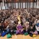 Ibu Hj. Mulia Hayati Deviantie saat foto bersama pada penutupan orientasi PKKMB 2025 di Ballroom Cheng Ho, Sabtu (23/8/2025). Foto: Media Kreatif