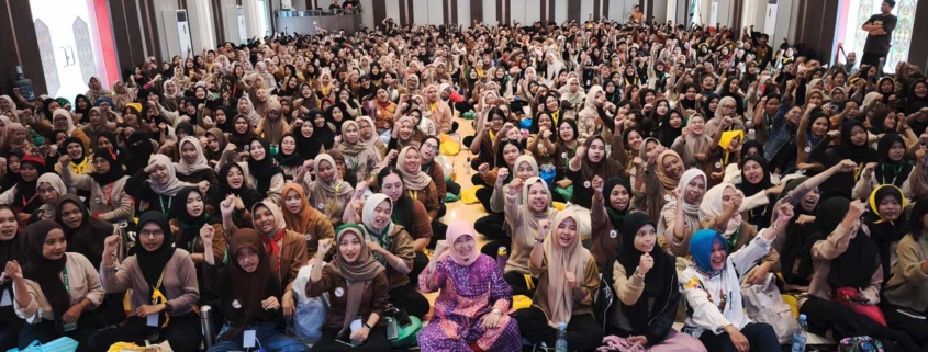 Ibu Hj. Mulia Hayati Deviantie saat foto bersama pada penutupan orientasi PKKMB 2025 di Ballroom Cheng Ho, Sabtu (23/8/2025). Foto: Media Kreatif