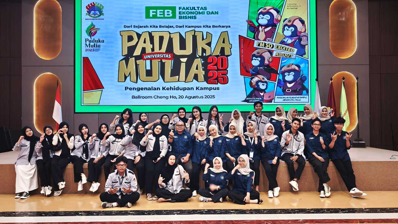 Kakak tingkat menggelar foto bersama dengan Kaprodi S1 Akuntansi Eko Edy Susanto, S.E., M.Ak. Foto: Media Kreatif