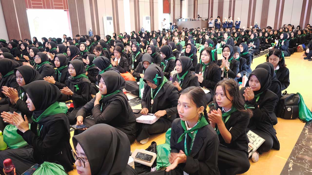 Mahasiswa Baru 2025 FEB yang didominasi wanita ini serius menyimak materi PKKMB. Foto: Media Kreatif