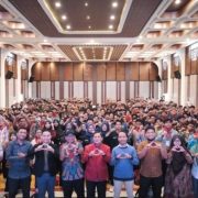 Dekan Fakultas Ilmu Komputer Djumhadi, S.T., M.Kom. berfoto bersama Kaprodi dan staf serta undangan dan Mahasiswa Baru 2025. Foto: Media Kreatif