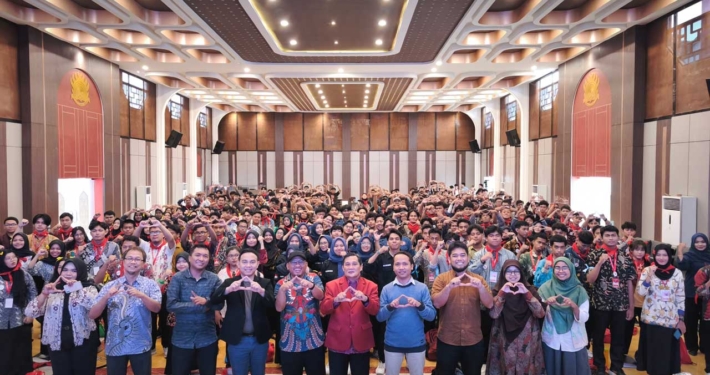 Dekan Fakultas Ilmu Komputer Djumhadi, S.T., M.Kom. berfoto bersama Kaprodi dan staf serta undangan dan Mahasiswa Baru 2025. Foto: Media Kreatif