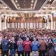 Dekan Fakultas Ilmu Komputer Djumhadi, S.T., M.Kom. berfoto bersama Kaprodi dan staf serta undangan dan Mahasiswa Baru 2025. Foto: Media Kreatif