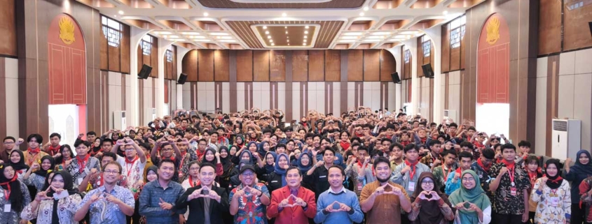 Dekan Fakultas Ilmu Komputer Djumhadi, S.T., M.Kom. berfoto bersama Kaprodi dan staf serta undangan dan Mahasiswa Baru 2025. Foto: Media Kreatif