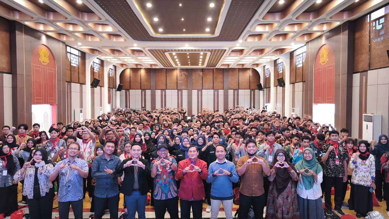 Dekan Fakultas Ilmu Komputer Djumhadi, S.T., M.Kom. berfoto bersama Kaprodi dan staf serta undangan dan Mahasiswa Baru 2025. Foto: Media Kreatif