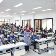 Dekan Dr. Pascarianto bersama Kaprodi dan Mahasiswa Baru 2025 mengawali penggunaan ruang kelas di gedung baru Fakultas Teknik, Jumat (22/8/2025). Foto: Media Kreatif