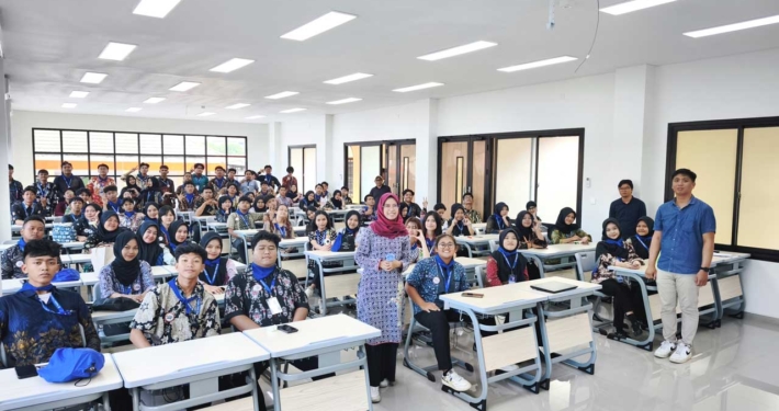 Dekan Dr. Pascarianto bersama Kaprodi dan Mahasiswa Baru 2025 mengawali penggunaan ruang kelas di gedung baru Fakultas Teknik, Jumat (22/8/2025). Foto: Media Kreatif