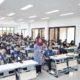 Dekan Dr. Pascarianto bersama Kaprodi dan Mahasiswa Baru 2025 mengawali penggunaan ruang kelas di gedung baru Fakultas Teknik, Jumat (22/8/2025). Foto: Media Kreatif