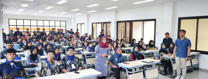 Dekan Dr. Pascarianto bersama Kaprodi dan Mahasiswa Baru 2025 mengawali penggunaan ruang kelas di gedung baru Fakultas Teknik, Jumat (22/8/2025). Foto: Media Kreatif
