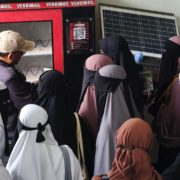 Safii memperlihatkan Vending Machine Cerdas: Mesin penjual otomatis bertenaga surya yang dapat dikontrol dan dimonitor melalui aplikasi smartphone. Foto: Media Kreatif
