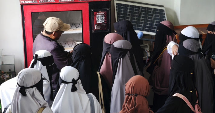 Safii memperlihatkan Vending Machine Cerdas: Mesin penjual otomatis bertenaga surya yang dapat dikontrol dan dimonitor melalui aplikasi smartphone. Foto: Media Kreatif