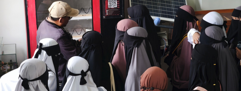 Safii memperlihatkan Vending Machine Cerdas: Mesin penjual otomatis bertenaga surya yang dapat dikontrol dan dimonitor melalui aplikasi smartphone. Foto: Media Kreatif