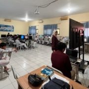 Suasana Pelatihan. Foto: Laporan PELATIHAN DESAIN USER INTERFACE (UI) MENGGUNAKAN FIGMA di SMP NEGERI 7 BALIKPAPAN oleh Naufal dkk.