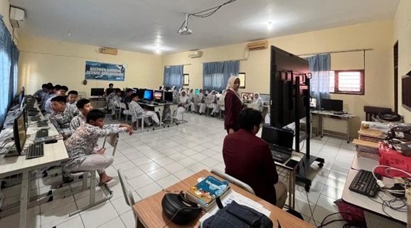 Suasana Pelatihan. Foto: Laporan PELATIHAN DESAIN USER INTERFACE (UI) MENGGUNAKAN FIGMA di SMP NEGERI 7 BALIKPAPAN oleh Naufal dkk.