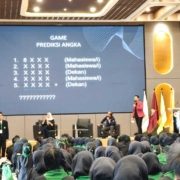 Dekan Dr. Ivan Armawan mengajak mahasiswa untuk bermain "sulap" prediksi angka yang berhasil memukau dan membuat seluruh audiens penasaran. Foto: Media Kreatif