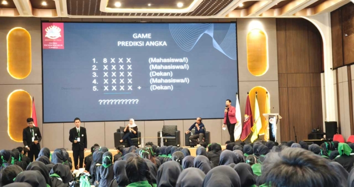 Dekan Dr. Ivan Armawan mengajak mahasiswa untuk bermain "sulap" prediksi angka yang berhasil memukau dan membuat seluruh audiens penasaran. Foto: Media Kreatif