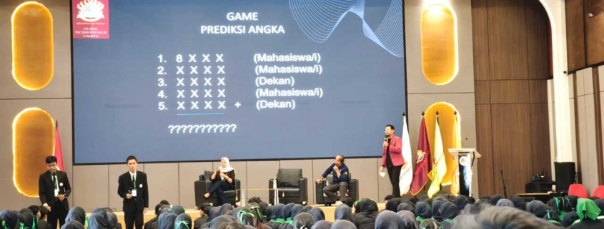 Dekan Dr. Ivan Armawan mengajak mahasiswa untuk bermain "sulap" prediksi angka yang berhasil memukau dan membuat seluruh audiens penasaran. Foto: Media Kreatif
