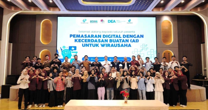 Foto bersama sebagian pelatihan Digital Entrepreneurship Academy (DEA) yang diselenggarakan oleh Kementerian Komunikasi dan Informatika (Kominfo) di Ballroom Cheng Ho Universitas Mulia, Rabu (17/9/2025). Foto: Vio/Media Kreatif