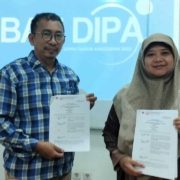 Dr. Mada Aditya Wardhana bersama Dr. Linda Fauziyah Ariyani menunjukkan Surat Perjanjian Kontrak Penelitian DIPA LPPM tahun 2025, Jumat (19/9). Foto: Nandha/LPPM