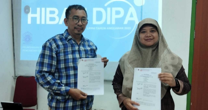 Dr. Mada Aditya Wardhana bersama Dr. Linda Fauziyah Ariyani menunjukkan Surat Perjanjian Kontrak Penelitian DIPA LPPM tahun 2025, Jumat (19/9). Foto: Nandha/LPPM