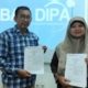 Dr. Mada Aditya Wardhana bersama Dr. Linda Fauziyah Ariyani menunjukkan Surat Perjanjian Kontrak Penelitian DIPA LPPM tahun 2025, Jumat (19/9). Foto: Nandha/LPPM