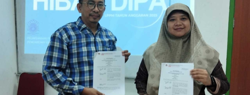 Dr. Mada Aditya Wardhana bersama Dr. Linda Fauziyah Ariyani menunjukkan Surat Perjanjian Kontrak Penelitian DIPA LPPM tahun 2025, Jumat (19/9). Foto: Nandha/LPPM