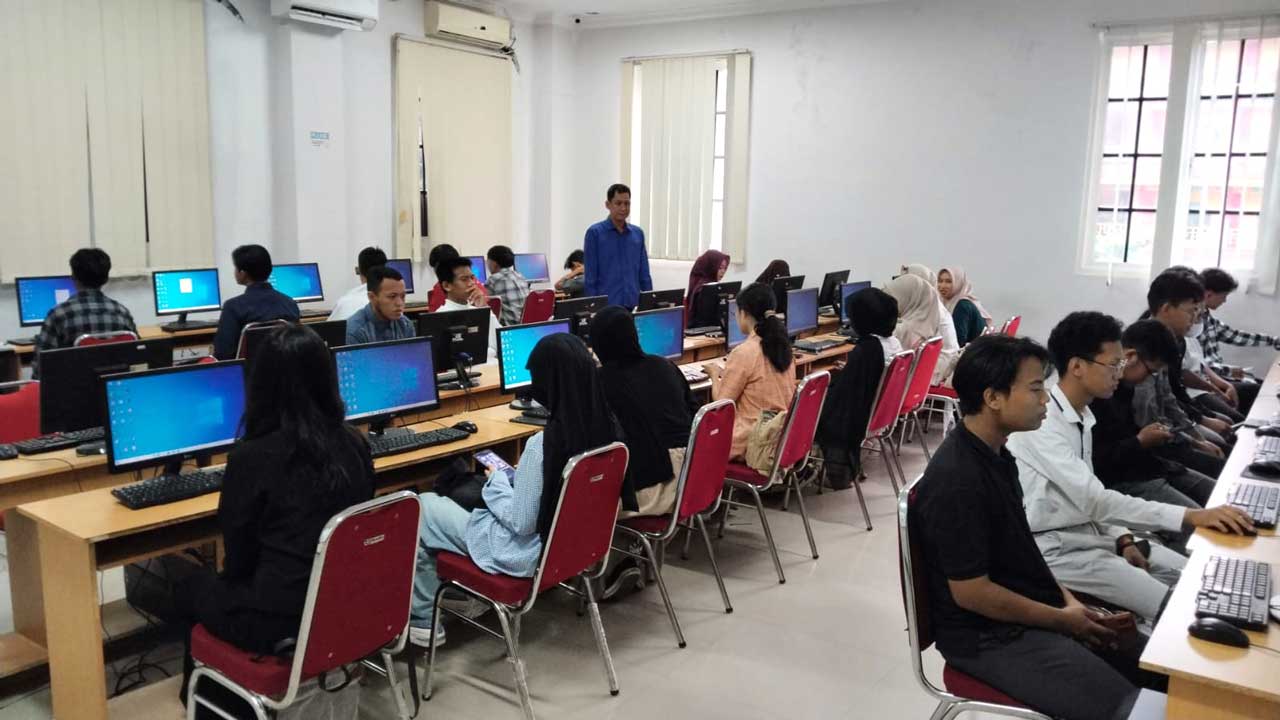 Pelaksanaan matrikulasi bagi mahasiswa baru 2025 yang berlangsung di Lab Komputer Fakultas Ilmu Komputer, Senin (8/9/2025). Foto: Ibeni/dok. Labkom